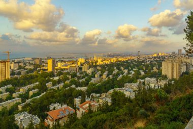 Şehir Hayfa ve gün batımında liman
