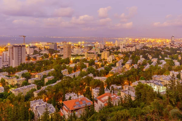 Het centrum van Haifa, en de haven bij zonsondergang — Stockfoto