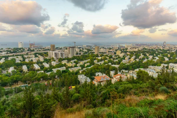 Şehir Hayfa ve gün batımında liman — Stok fotoğraf