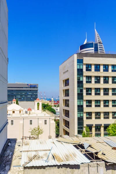 Moderna byggnader, kyrkan Our Lady, i centrala Haifa — Stockfoto