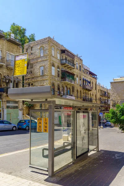 Bus stop and old-style buildings, in downtown Haifa — Stock Photo, Image