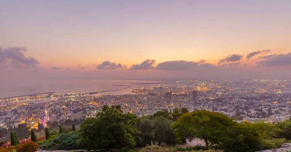 Vista do nascer do sol do centro de Haifa, do porto e da baía — Fotografia de Stock