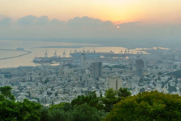 Sunrise uitzicht op het centrum van Haifa, de haven en de baai — Stockfoto