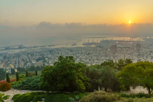 Sunrise view of downtown Haifa, the port, and the bay — Stock Photo, Image