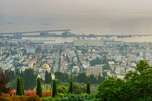 Sunrise uitzicht op het centrum van Haifa, de haven en de baai — Stockfoto