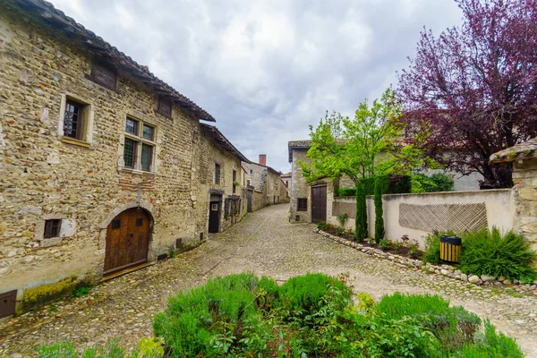 Allée dans le village médiéval Perouges — Photo