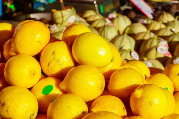 Limones a la venta en un mercado francés — Foto de Stock