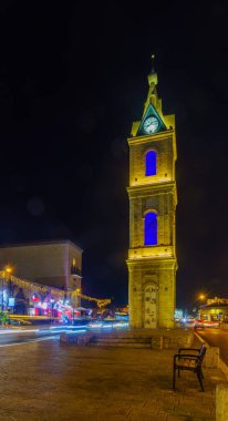 Yafa'daki Saat kulesinin gece manzarası