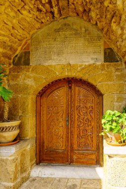 Yafa'daki Mahmudiye Camii'nin ahşap kapısı