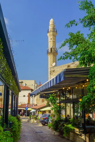 Callejón en el casco antiguo de Jaffa, con Mahmoudiya Mezquita Minarete — Foto de Stock