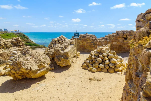 Herzliya Israel May 2020 View Crusader Fortress Pile Ballista Stones — Stock Photo, Image