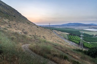 Jezreel Vadisi 'nin doğu kısmının gün batımı manzarası. Kuzey İsrail