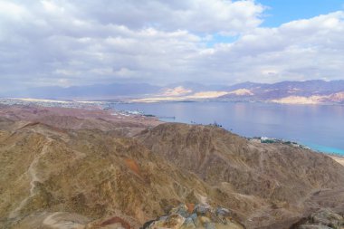 Tzfahot Dağı ve Akabe Körfezi manzarası. Eilat Dağları, Güney İsrail ve Ürdün