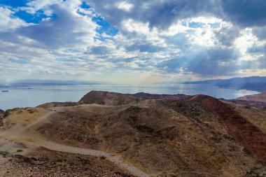 Tzfahot Dağı ve Akabe Körfezi manzarası. Eilat Dağları, Güney İsrail ve Mısır