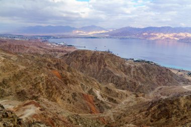 Tzfahot Dağı ve Akabe Körfezi manzarası. Eilat Dağları, Güney İsrail ve Ürdün