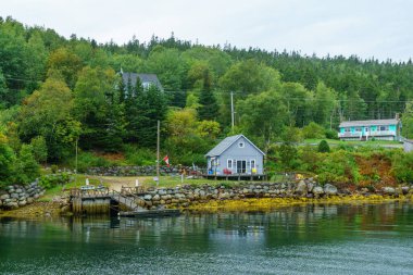 Körfezin manzarası, balıkçı köyü Aspotogan, Nova Scotia, Kanada 'daki tekneler ve rıhtım binaları
