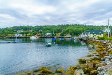 Körfezin manzarası, Kuzeybatı Koyu, Nova Scotia, Kanada 'daki tekneler ve rıhtım binaları