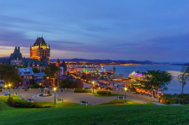 Quebec City, Quebec, Kanada 'dan eski kasaba ve Saint Lawrence Nehri' nin günbatımı manzarası
