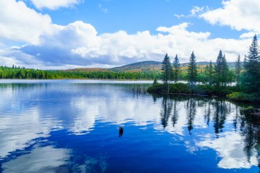 Mont Tremblant Ulusal Parkı 'ndaki Lac-des-Dix-Milles Gölü manzarası, Quebec, Kanada
