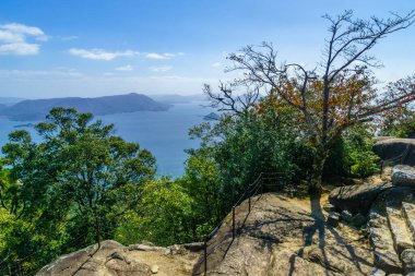 Japonya 'nın Miyajima (Itsukushima) adasındaki Misen Dağı' nın zirvesi