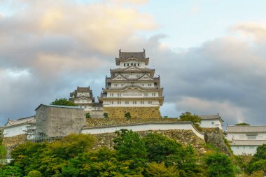 Himeji Kalesi 'nin 1333 tarihli gündoğumu manzarası, Japonya' nın Hyogo Eyaleti, Himeji şehrinde.