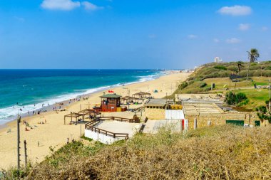 Ashkelon, İsrail - 12 Ağustos 2020: Ziyaretçilerle birlikte Akdeniz 'deki Ashkelon Ulusal Parkı manzarası. Güney İsrail