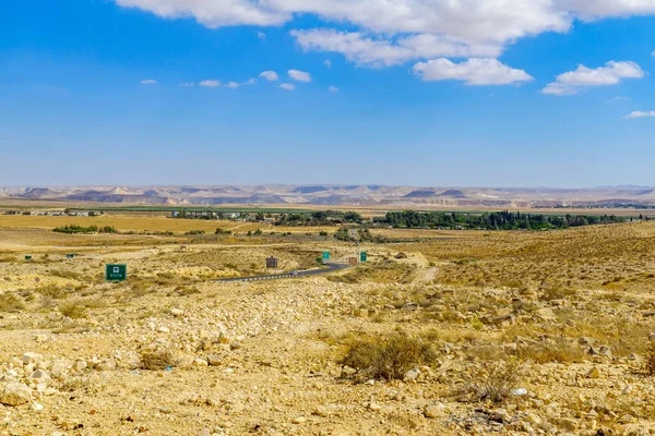 Zicht Negev Woestijn Bij Sde Boker Met Drietalige Verkeersborden Zuid — Stockfoto