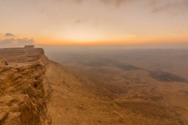 Makhtesh (krater) Ramon, Negev Çölü, Güney İsrail 'deki kayalıkların ve manzaranın gün doğumu manzarası