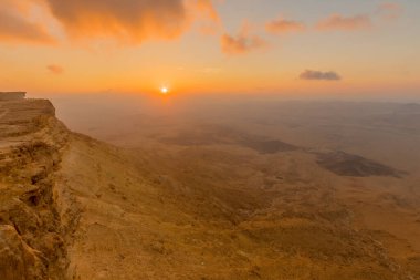 Makhtesh (krater) Ramon, Negev Çölü, Güney İsrail 'deki kayalıkların ve manzaranın gün doğumu manzarası