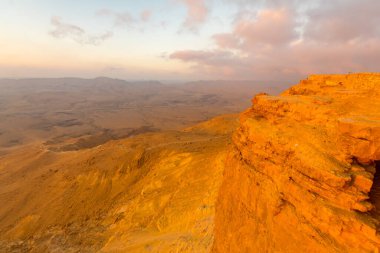 Makhtesh (krater) Ramon, Negev Çölü, Güney İsrail 'deki kayalıkların ve manzaranın gün doğumu manzarası
