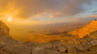 Makhtesh (krater) Ramon, Negev Çölü, Güney İsrail 'deki kayalıkların panoramik gündoğumu manzarası ve manzarası