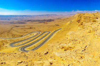 Makhtesh (krater) Ramon, Negev Çölü, Güney İsrail 'deki kayalıklar, manzara ve keskin yol