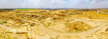 İncil 'deki Birüssebi kasabasının kalıntıları olduğuna inanılan Tel Beer Sheva arkeolojik sahasının panoramik görüntüsü. Şimdi bir UNESCO dünya mirası sahası ve ulusal park. Güney İsrail