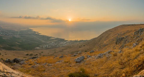 Arbel Dağı 'ndan Celile Denizi' nin panoramik gündoğumu manzarası. Kuzey İsrail