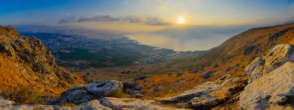 Arbel Dağı 'ndan Celile Denizi' nin panoramik gündoğumu manzarası. Kuzey İsrail