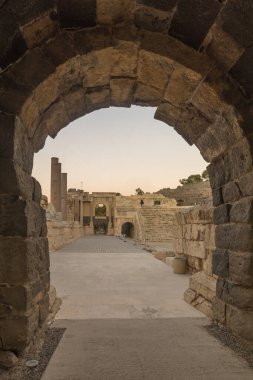 Roma tiyatrosu giriş kapısı günbatımında, Roma-Bizans antik şehri Bet Shean 'da (Nysa-Scythopolis), şimdi bir Ulusal Park. Kuzey İsrail