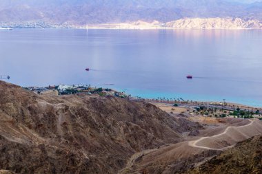 Tzfahot Dağı ve Akabe Körfezi manzarası. Eilat Dağları, Güney İsrail ve Ürdün