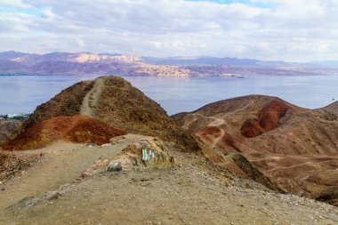 Tzfahot Dağı ve Akabe körfezi manzarası. Eilat Dağları, Güney İsrail ve Ürdün