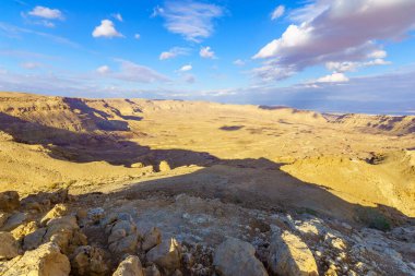 HaMakhtesh HaKatan görünümü (küçük makhtesh, krater). Negev Çölü, Güney İsrail