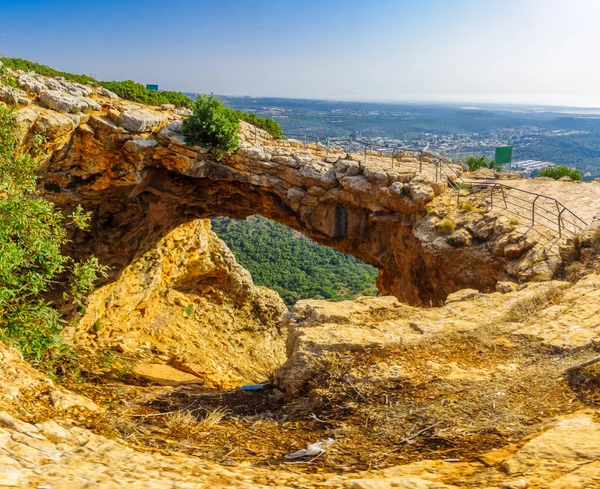 Vista Caverna Keshet Arco Pedra Calcária Que Abrange Restos Uma — Fotografia de Stock