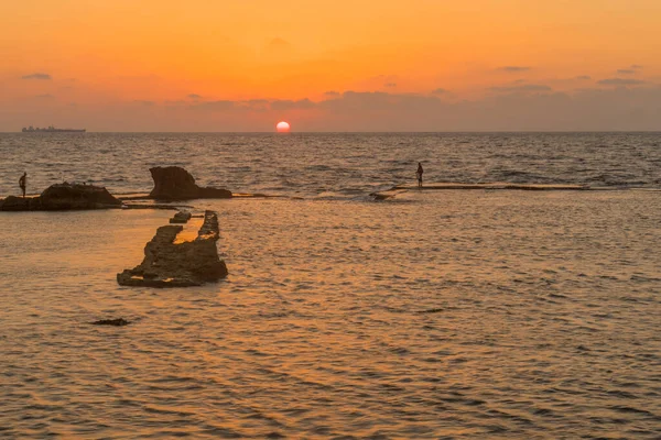 Acre Israel Syyskuuta 2020 Auringonlasku Näkymä Temppelilinnoituksen Jäännöksille Kalastajien Kanssa — kuvapankkivalokuva