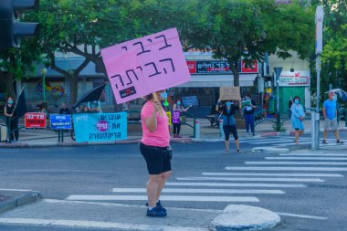 Hayfa, İsrail - 26 Eylül 2020: Halk hükümete, Bibi Netanyahu 'ya ve Ziv merkez, Hayfa, İsrail' deki yakın tarihli tecride karşı protesto eylemi