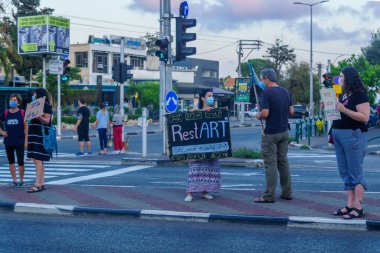 Hayfa, İsrail - 26 Eylül 2020: Halk hükümete, Bibi Netanyahu 'ya ve Ziv merkez, Hayfa, İsrail' deki yakın tarihli tecride karşı protesto eylemi