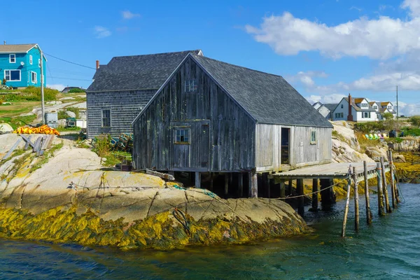漁船と家の眺め 漁村でペギーコーブ ノバスコシア カナダ — ストック写真