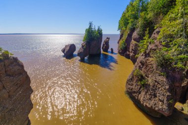 Hopewell Kayalıkları 'nın gelgitteki görüntüsü. New Brunswick, Kanada