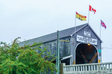 Hartland, New Brunswick, Kanada 'da dünyanın en uzun ömürlü köprüsünün manzarası
