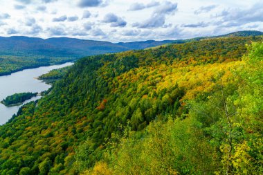 Mont Tremblant Ulusal Parkı, Quebec, Kanada sonbahar yeşillik renkleriyle La Roche gözlem noktası, Monroe Gölü ve park manzarası