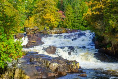 Mont Tremblant Ulusal Parkı 'ndaki Croches şelalesi manzarası, Quebec, Kanada