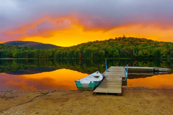 Gün Batımında Tekne Iskele Petit Lac Monroe Mont Tremblant Quebec — Stok fotoğraf