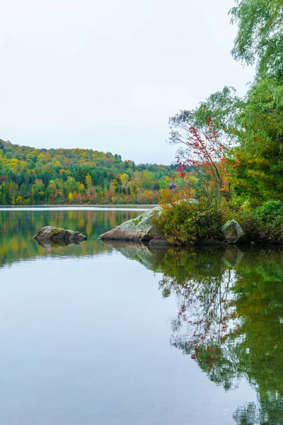 มมองของทะเลสาบ Lac Rond Sainte Adele เขา Laurentian Quebec แคนาดา — ภาพถ่ายสต็อก